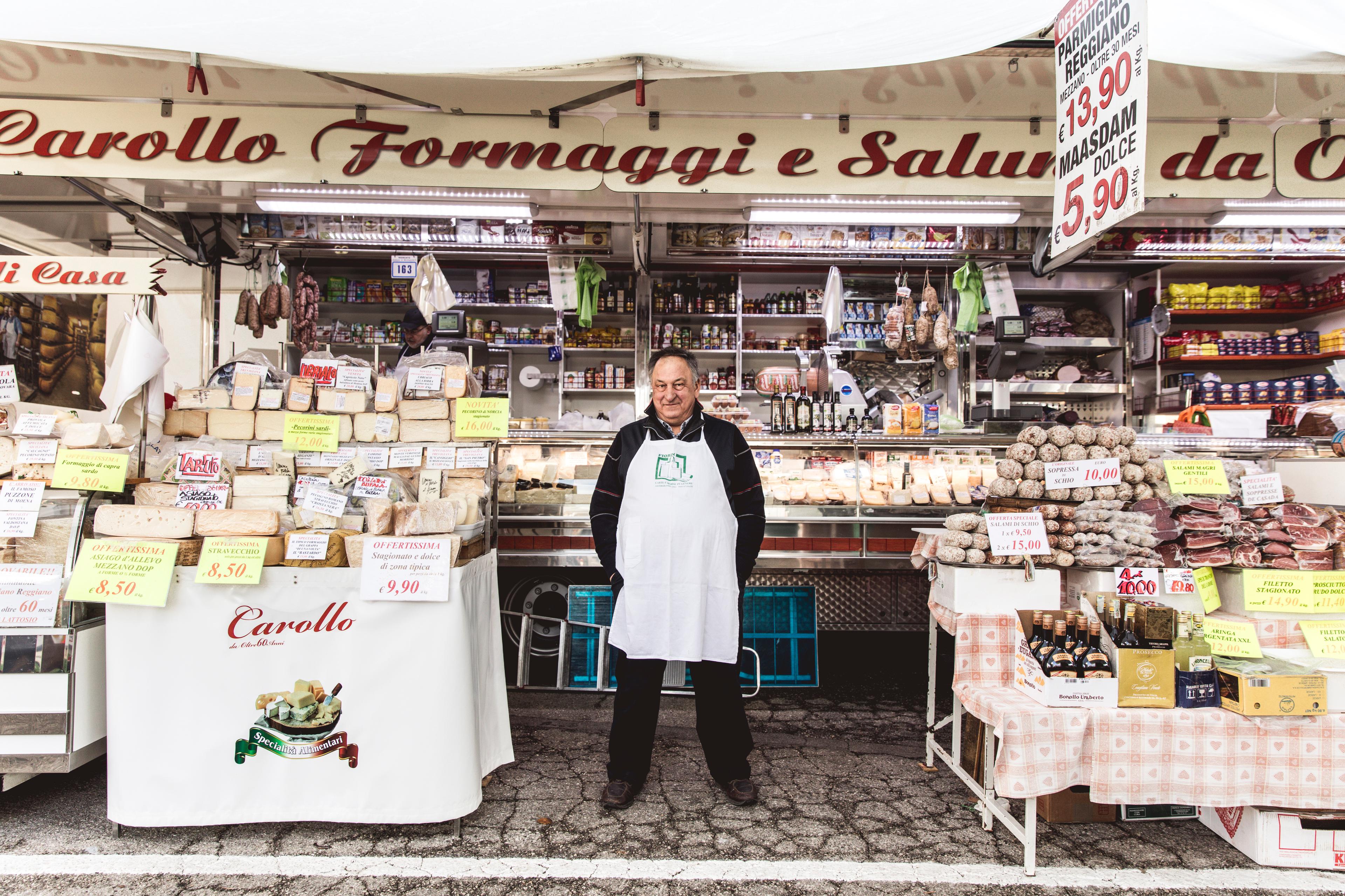 > Es gibt zwei Arten, diese Welt zu konfrontieren. Die einen zählen traurig die vielen Löcher
im Emmentaler und beklagen den Käseverlust, die anderen freuen sich am Käse
zwischen den Löchern und genießen das Gute am Vorhandenen.

(Pinchas Lapide, 1986)