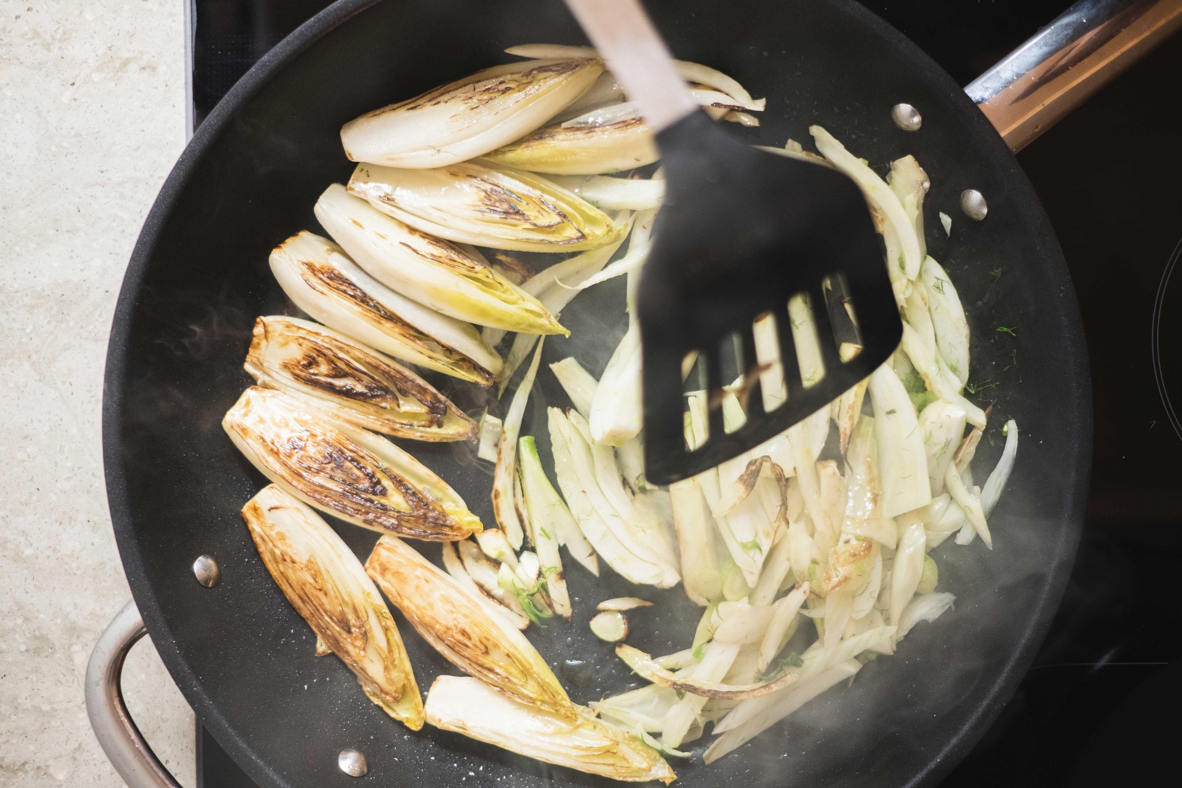 Chirocée und Fenchel stark anbraten