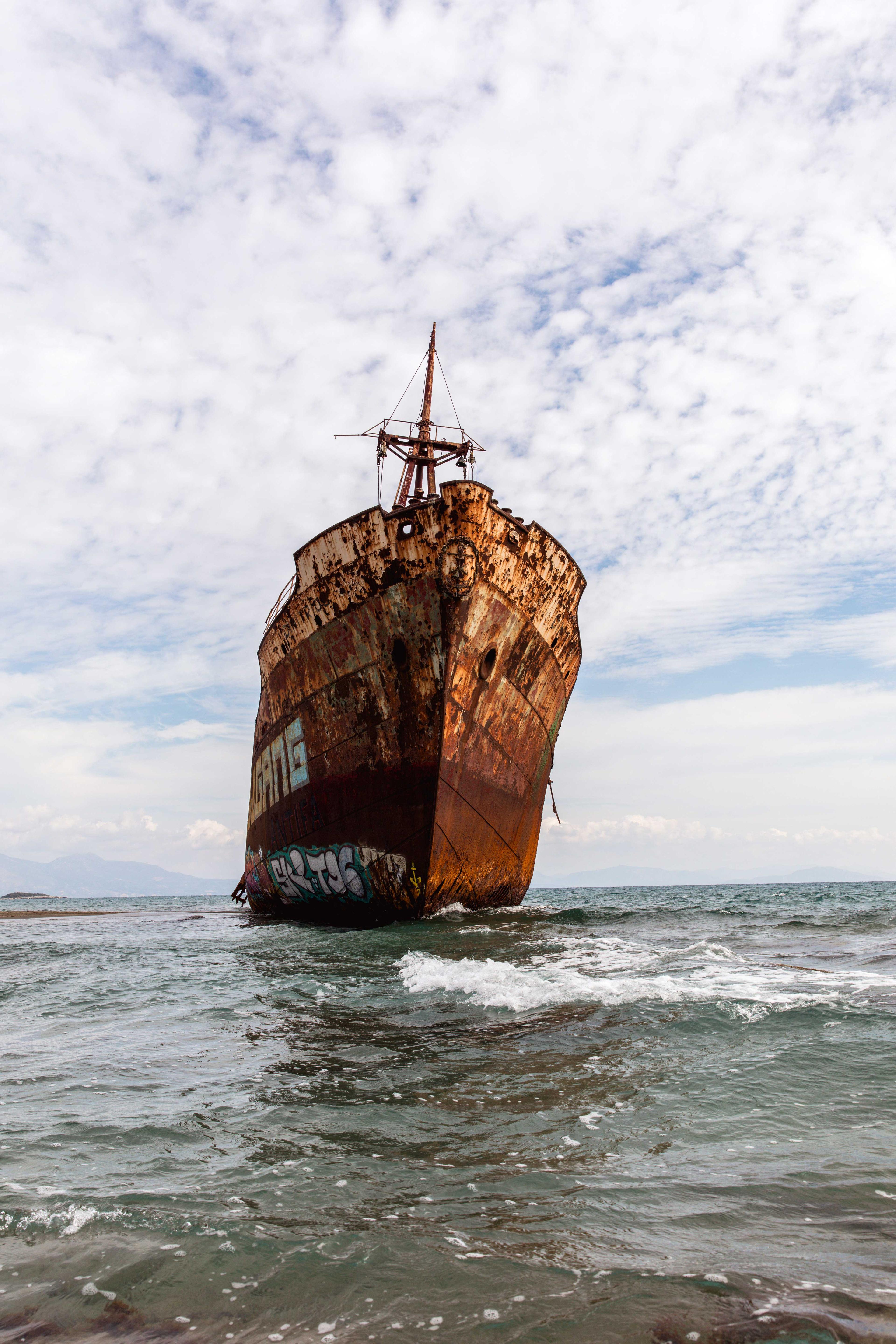 Wrack von vorne in dunklem Wasser auf Wasseroberfläche