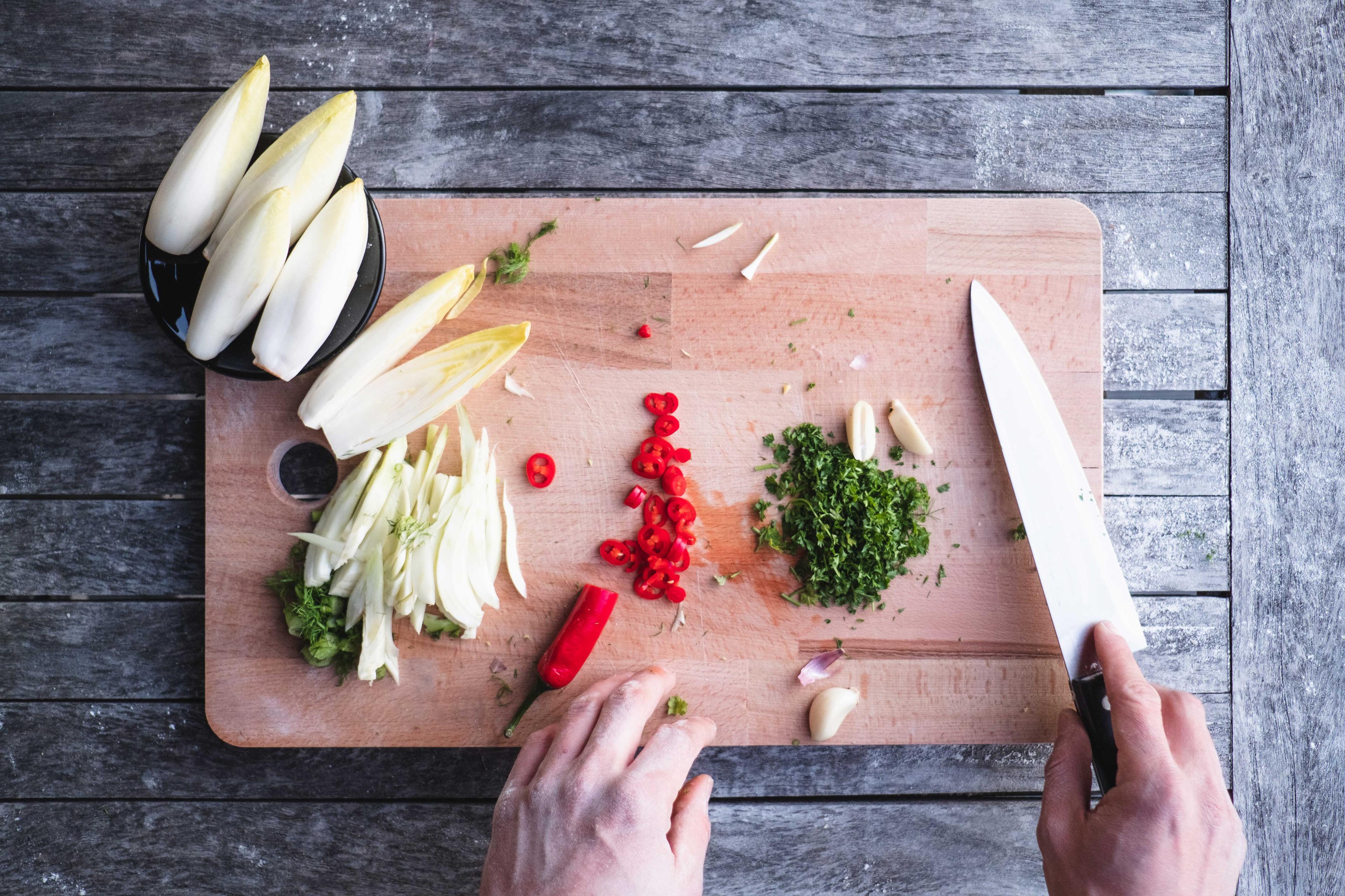 Chili, Petersilie, Knoblauch, Chirocée unf Fenchel werden aufgeschnitten