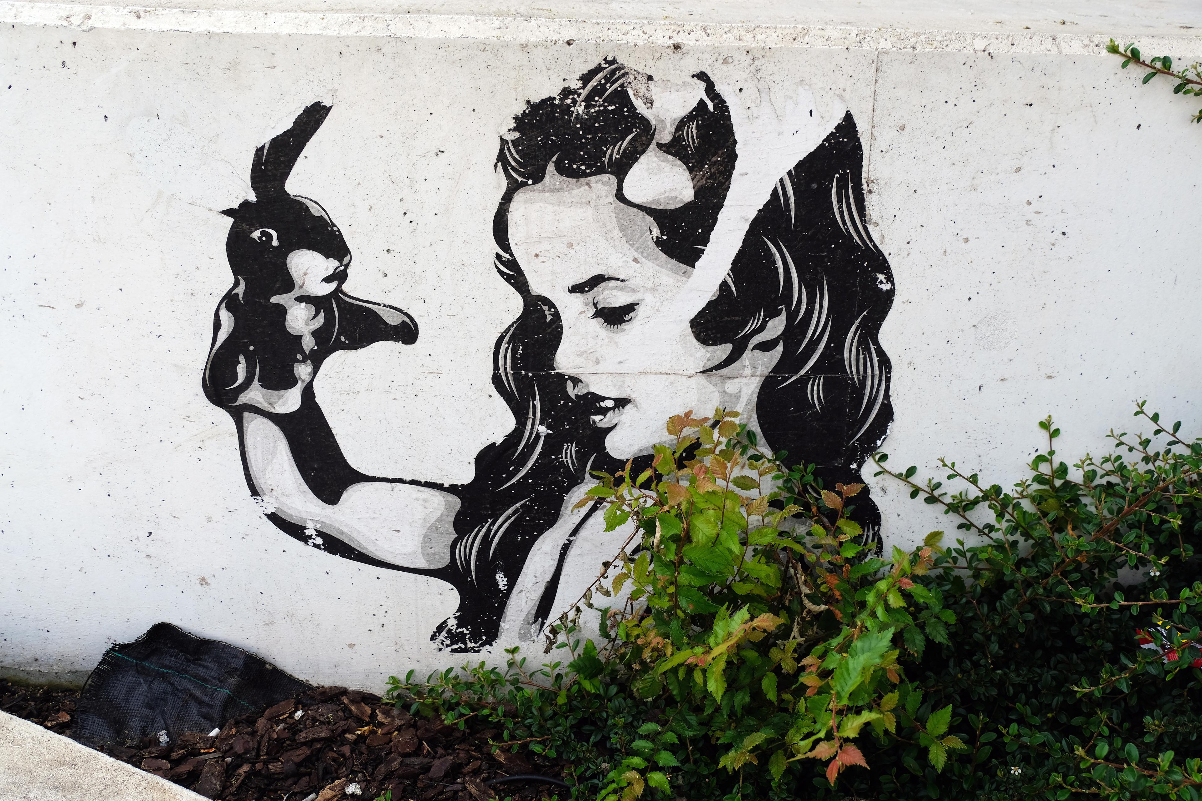 > „Sie kommen jeden Tag und verunstalten unsere Städte. Sie hinterlassen überall ihre idiotischen Schriftzüge. Sie machen aus der Welt einen hässlichen Ort. Wir nennen sie Werbeagenturen und Stadtplaner.“
>
> „Werden Sie gut im Schummeln und Sie müssen nie in etwas anderem gut werden.“
>
> „Einige Menschen werden Polizisten, weil sie die Welt zu einem besseren Ort machen wollen, andere werden Vandalen, weil sie die Welt zu einem besser aussehenden Ort machen wollen.“
Banksy